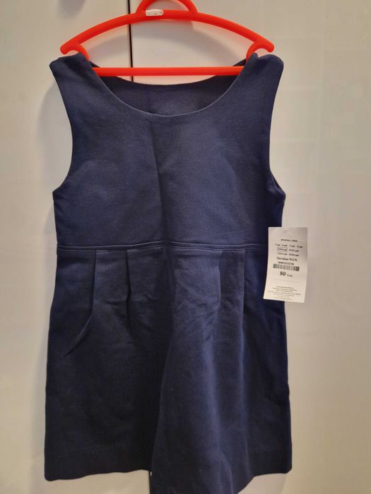 Vand lot hainute noi cu eticheta