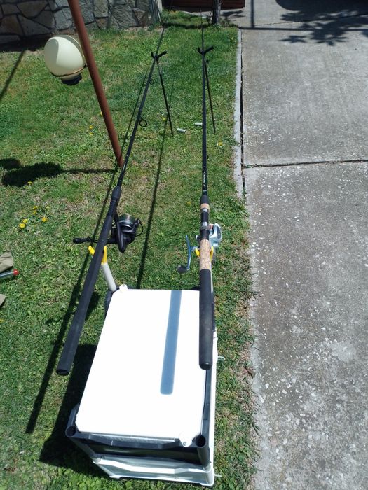 Стойка за фидери със кутий от стериопор за съхранение на захранки и монтажи.