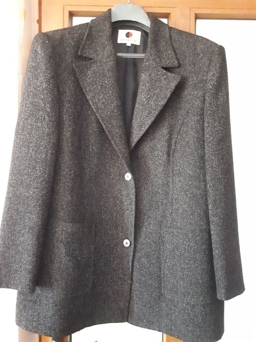 Vand sacouri dama in stare f buna