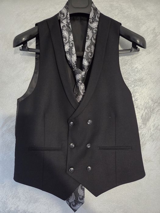 Costum cu vestă și cravată