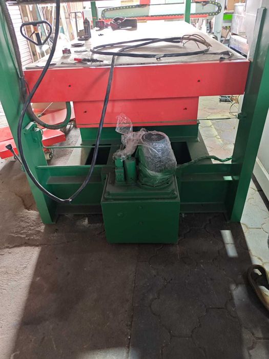 Пресс мебельный горячего прессования 1300на3000(турок)