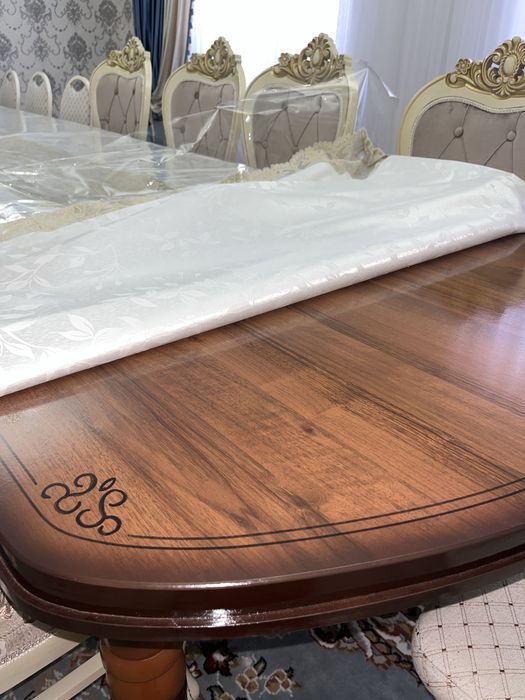 стол 5 метров в идеальном состоянии.