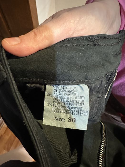 Blugi negri mai scurti