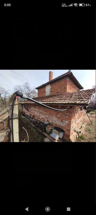 Двуетажна вила с двор.