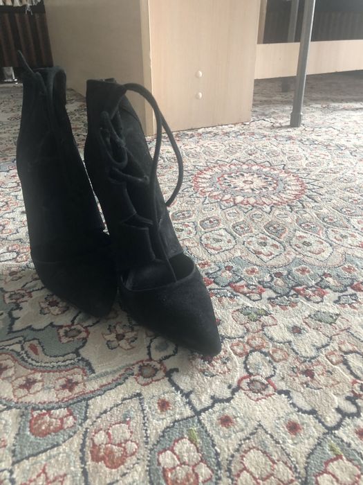 Продам замшевые ботинки 35 размер