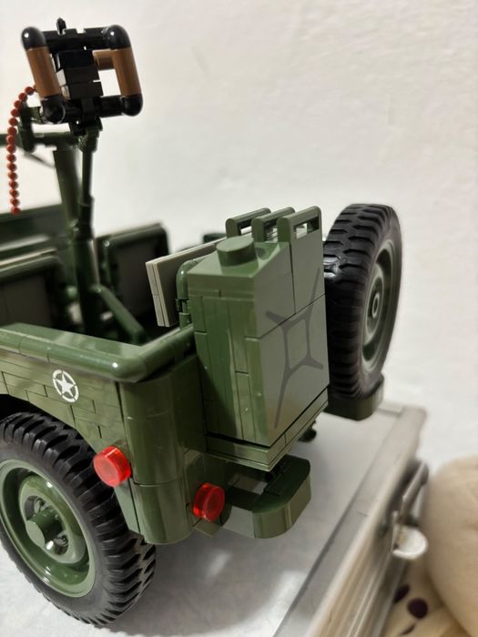 Jeep Lego cu mitraliera