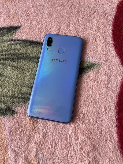 Продам самсунг а40 на 64 гб