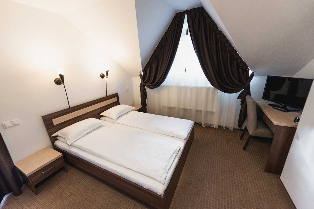 Afacere la cheie - Pensiune turistica 4 margarete 12 camere, Maramureș