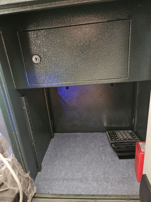 Сейф металлический