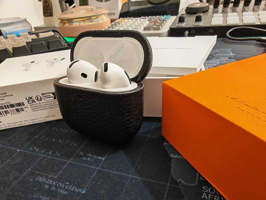 Casti Aripods 4 TrueWireless USB-C + Toc Piele Naturala