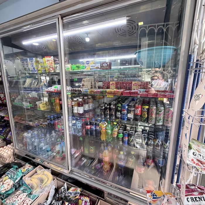 Холодильная витрина в хорошем состоянии