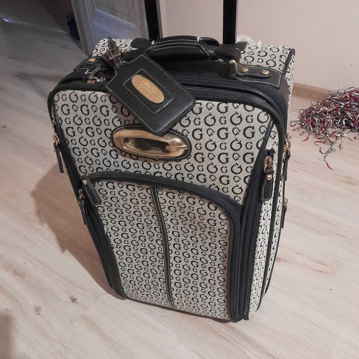 Чемодан Guess. Италия