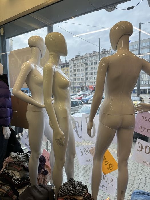 Манекени и дървени закачалки