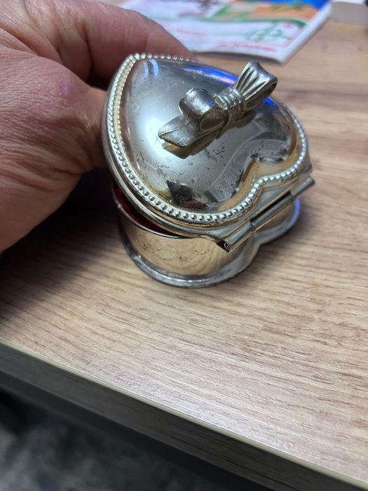 Уникално красива , посребрена кутийка за бижута