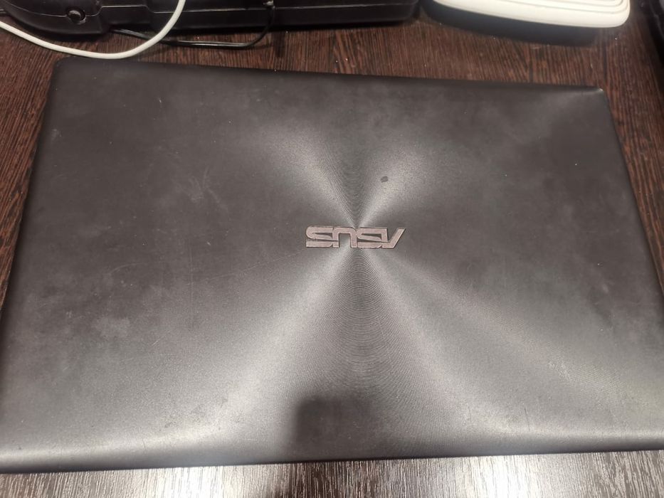 Продам ноутбук Asus i3 сумка мышка в подарок