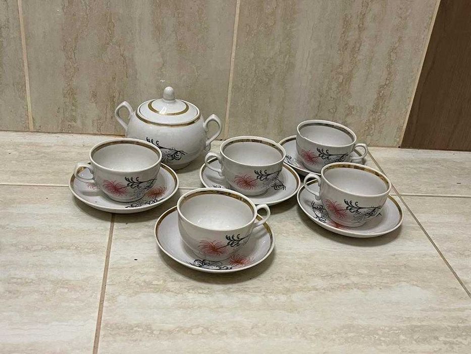 Красивый чайный сервиз, кружка