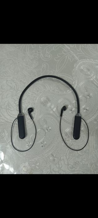 Продаю беспроводные наушники Внимание ! ! ! Одна ухо не работает
