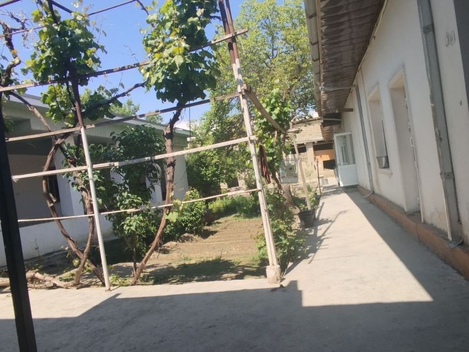 Uy sotiladi srochno yashashga tayyor 8 sotok 8 xona hamma qulayliklar