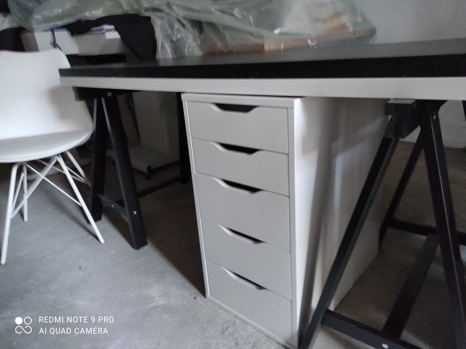 Плот за маса , черен и бял .Подпорите се продават отделно .