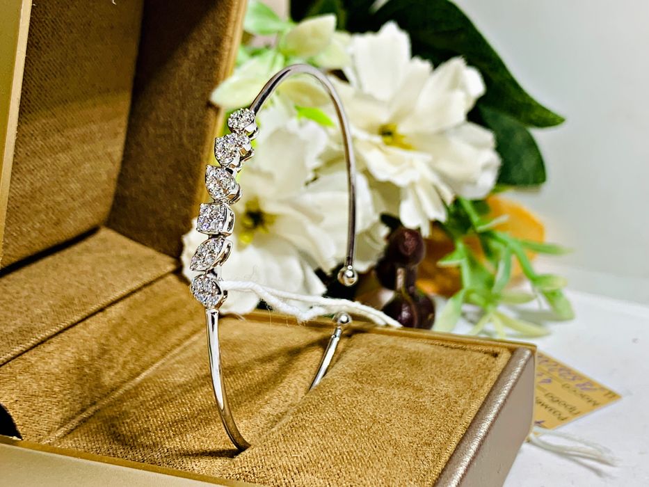 золотой браслет с бриллиантами в белом золоте