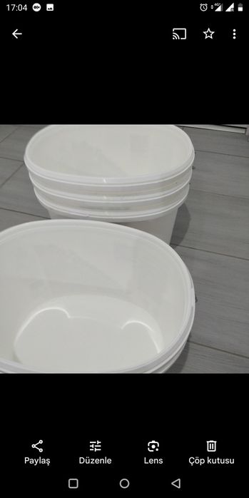 Празни кофи от минерална мазилка