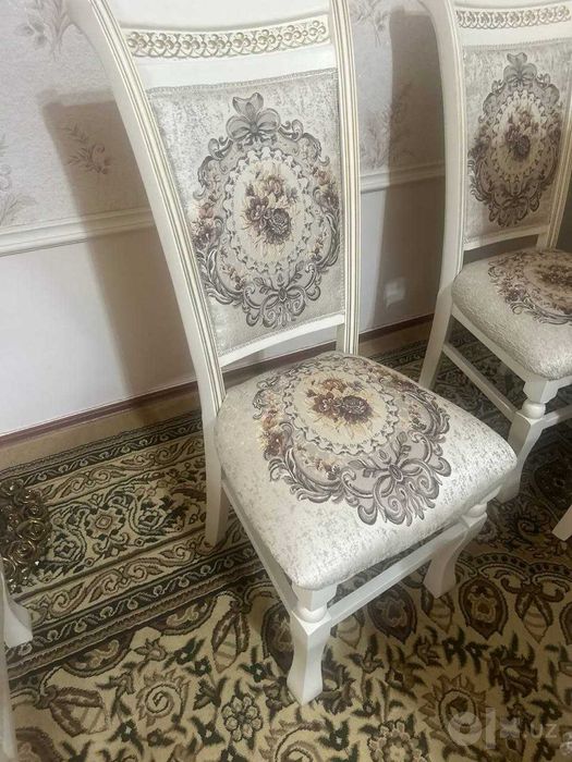 Продаётся стулья и стол.