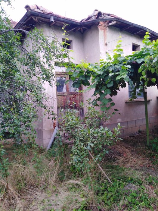 Продава къща с двор
