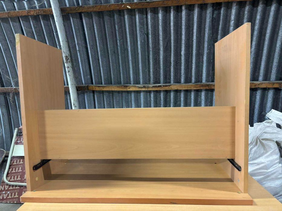 Бюро (с отвор за кабели или без)