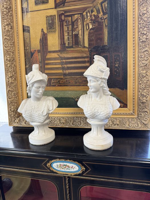 Doua busturi din praf de marmura