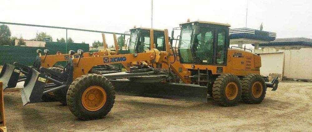 На складе  Автогрейдер XCMG GR180 аппарат
