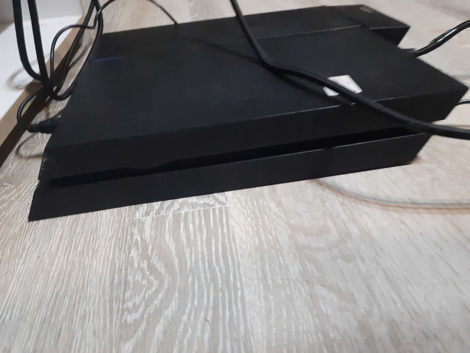 Продавам ps4 slim 500gb