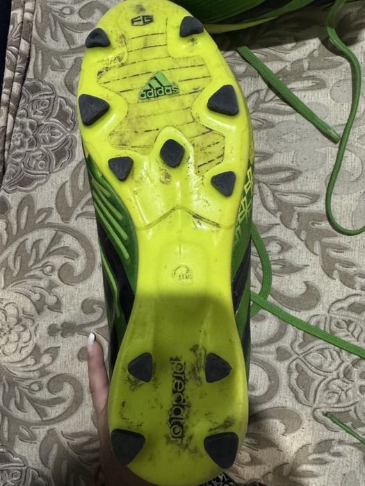 Продавам оригинални бутонки Adidas с място за чип