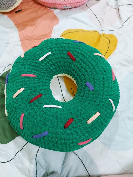 Продам вязаные подушки-пончики