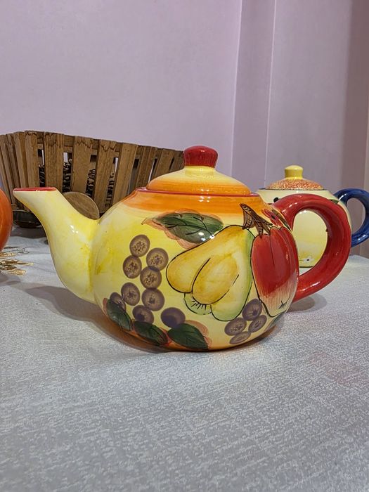 Керамичен чайник с ръчно изрисувани плодове и слънчогледи . Нов