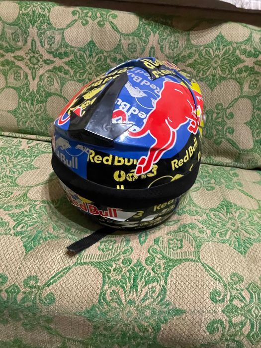 Продавам каска Red bull