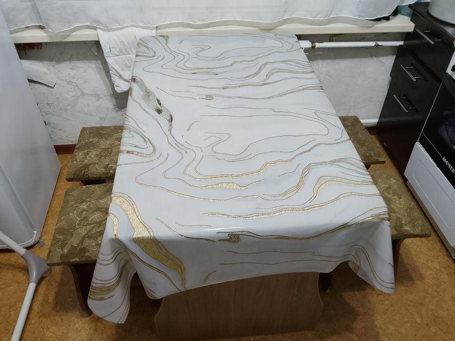 Продам стол с 4 табуретками