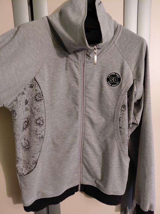 Спортивная женская кофта