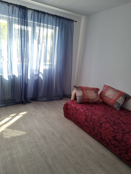 Închiriez apt 3 camere zona Podgoria etaj 1