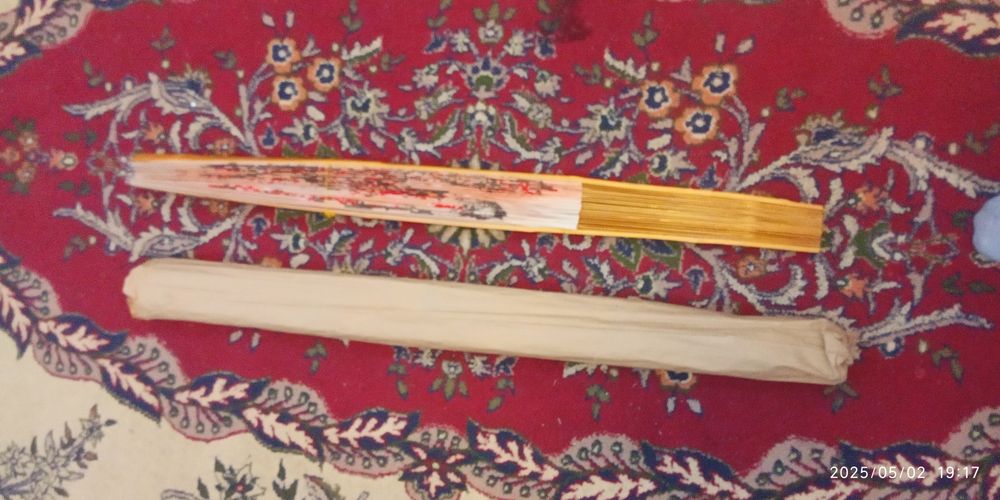 Веер опохало очень красивый длина 90см, состояние новое...