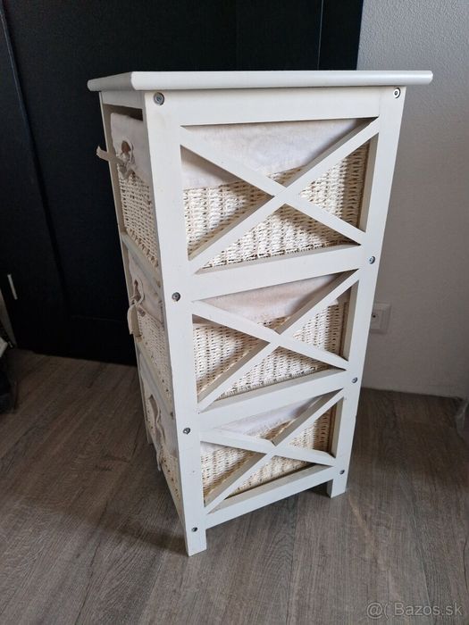 Кокетен бял скрин с 3 плетени кошници