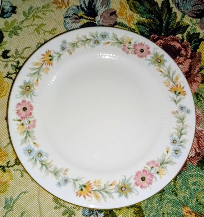 Сервиз за четирима английски костен порцелан от Royal Albert