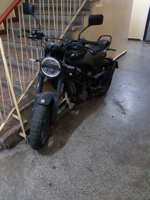 Motocicleta Husqvarna Svartpilen 125