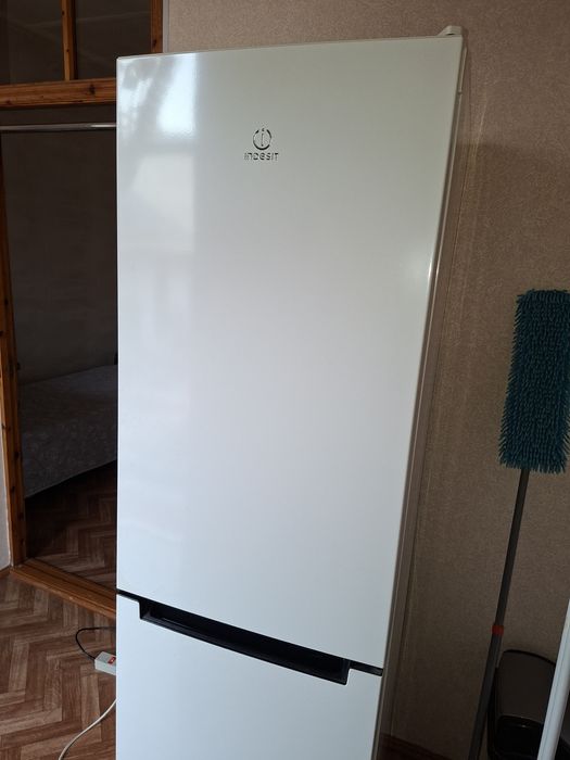 Срочно продаю холодильник Indesit 3 года гарантия есть