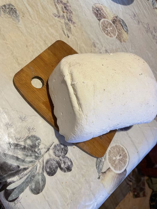 Brânza de vaca cu caprea 30 de lei kg
