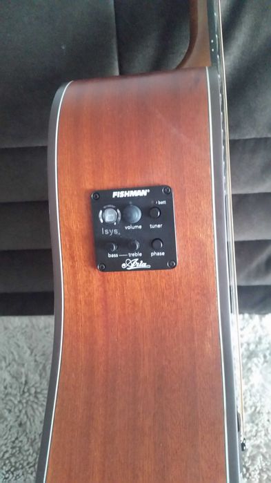 Акустическая гитара со звукоснимателем FISHMAN