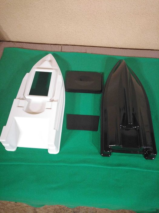 корпус за лодка за захранка