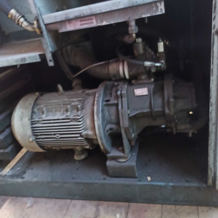 Vând compresor industrial