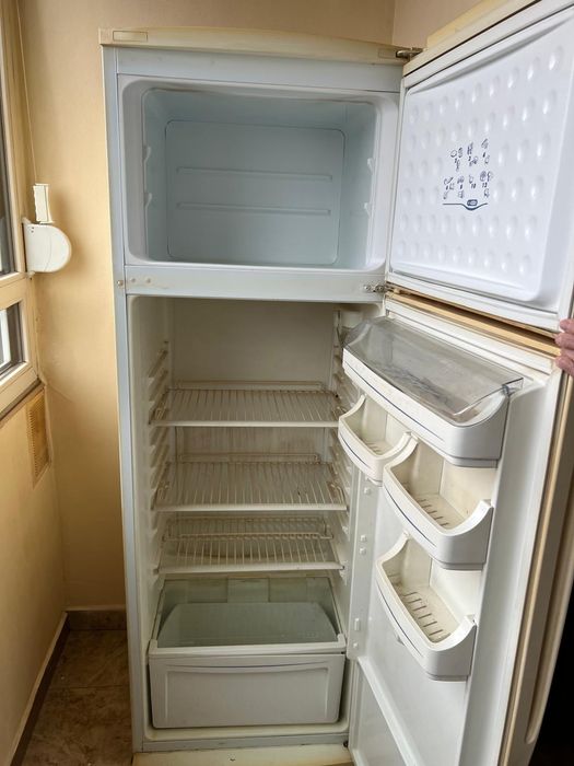 Хладилник Crown с горна камера