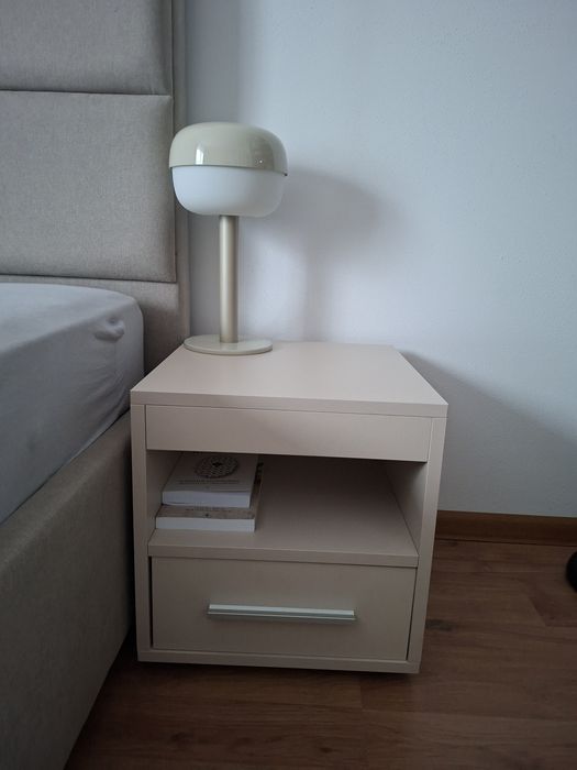 De vânzare 2 noptiere crem