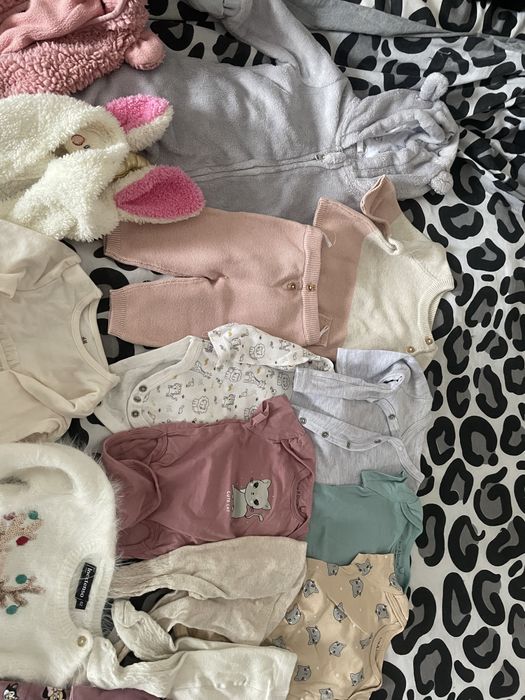 Lot haine aprox 40 piese, stare buna, 56-62 cm bebe 1-6 luni vedeti pozele